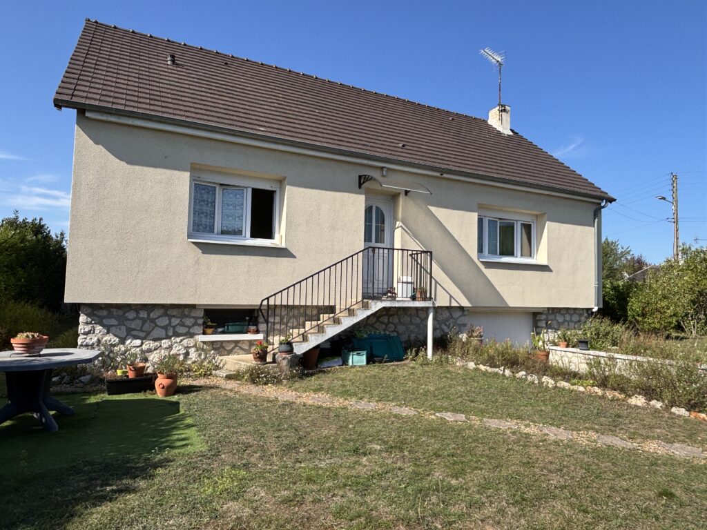 Maison de la gauche 2 sous-sol isolé commodités école grenier
